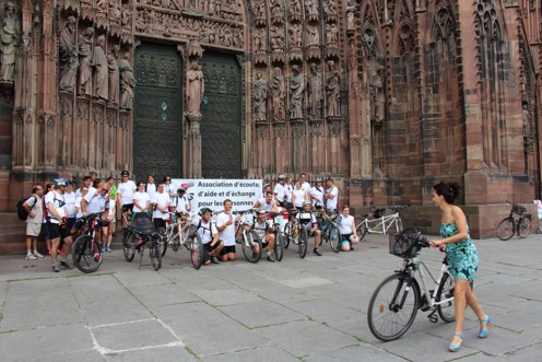 Photo des participants au challenge tandem Mulhouse-Strasbourg prise à l'arrivée devant la cathédrale de Strasbourg