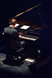 Photo de notre parrain Grégory Ott au piano lors d'un concert
