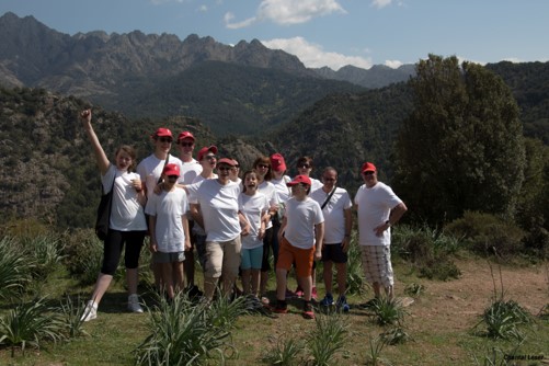Photo des participants au voyage en Corse prise devant les montagnes