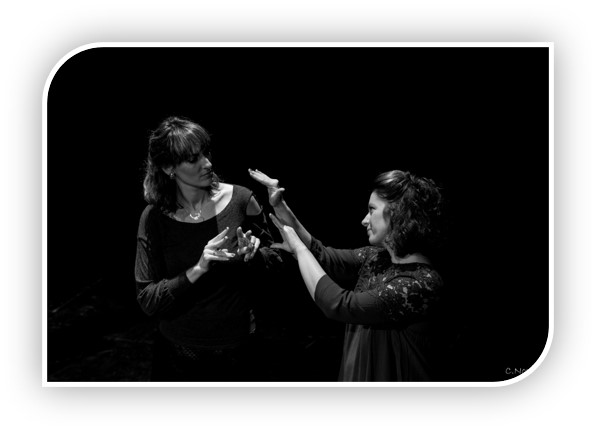 Photo de Rachel et Séverine du collectif Deux mains sur scène traduisent le concert en langues des signes française