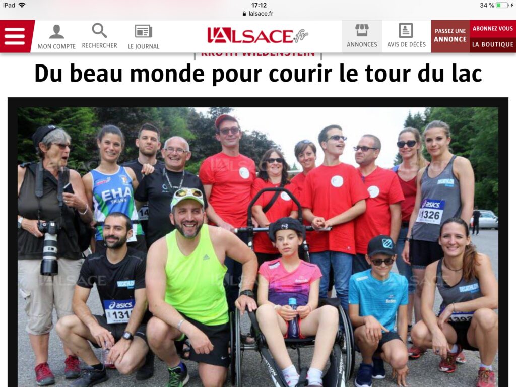 Photo du journal l'Alsace sur laquelle on peut voir toute l'équipe de Vision'ère et les coureurs qui ont participés à la course à pied autour du lac de Kruth