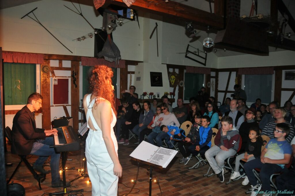 Photo du concert privé d'Aelle et Grégory Ott à Quieux avec les artistes et le public