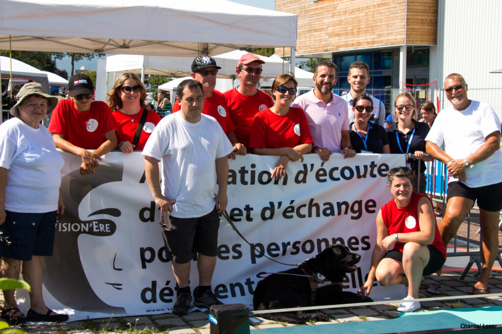 Photo de tout le groupe des membres de Vision'ère, du Marathonien Solidaire et des membres de l'équipe de Décathlon