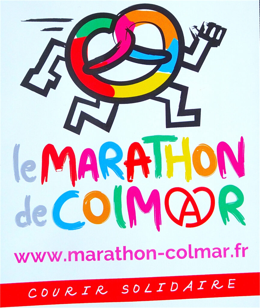 Logo publicitaire pour le marathon de Colmar. Dessin d'un bretzel multicolore qui court et le marathon de Colmar écrit aussi de toutes les couleurs. Course solidaire écrit en blanc sur un fond rouge.