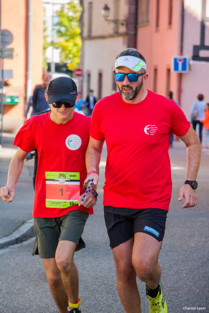 Bastien et son guide Abdallah, le marathonien solidaire, en plein effort