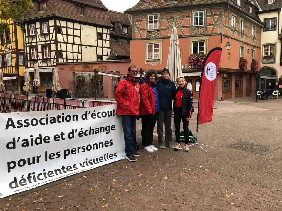 Sébastien, Delphine, Manu Thuet et Marie-Eve posant devant la banderole de Vision'ère