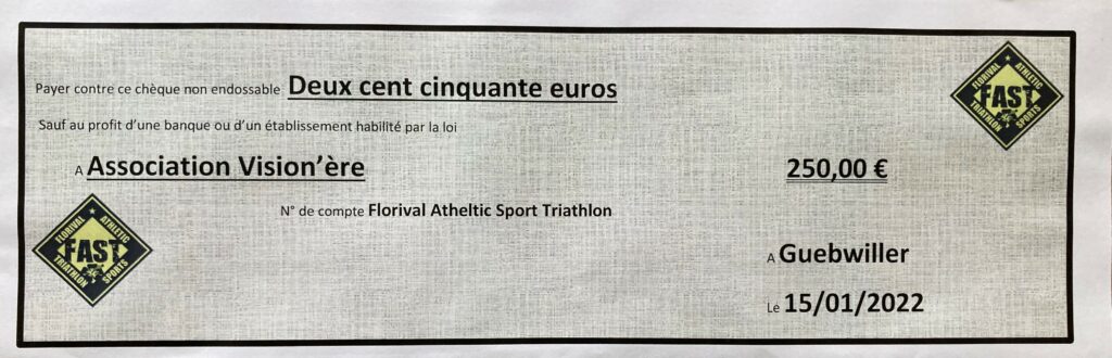 Photo du chèque géant de 250 € donner lors de la remise officielle par le Florival Atheltic Sport Triathlon