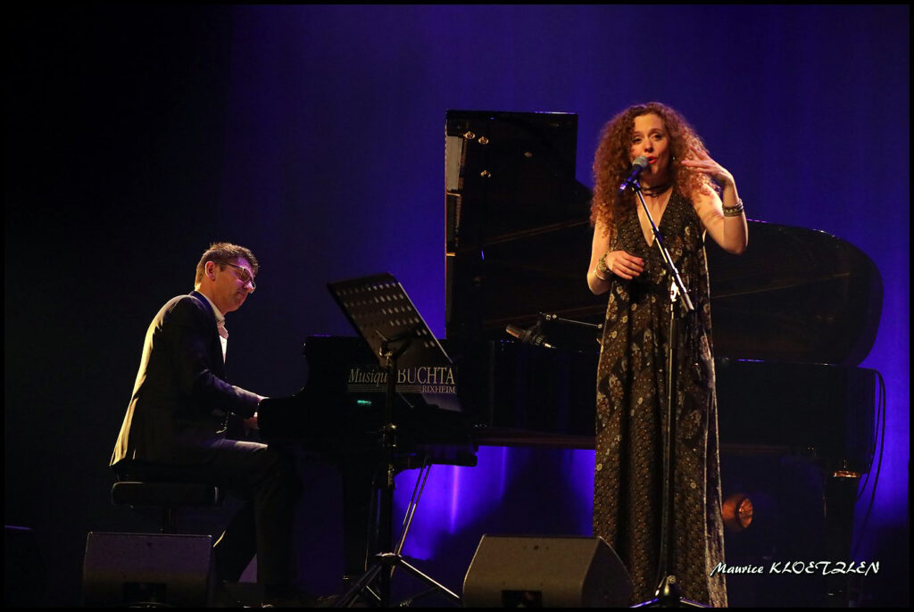 Photo de Grégory OTT au piano et de Marikala en train de chanter