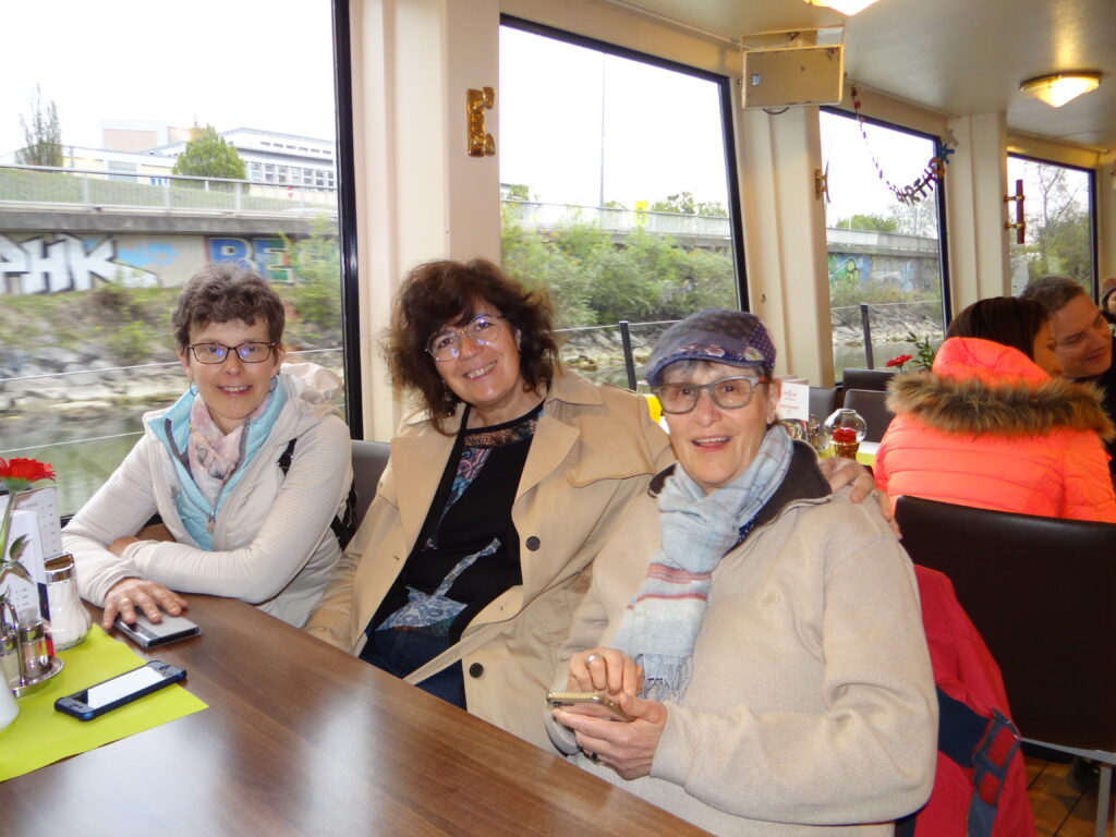 Rachel, Delphine et Chantal attablées à bord du bateau pour la croisière sur le Danube