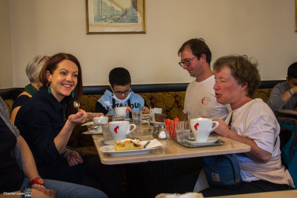 Jeanne, Dominique, Yasser, Sébastien et Stéphanie Riss dégustent leur pâtisserie et leur café viennois.