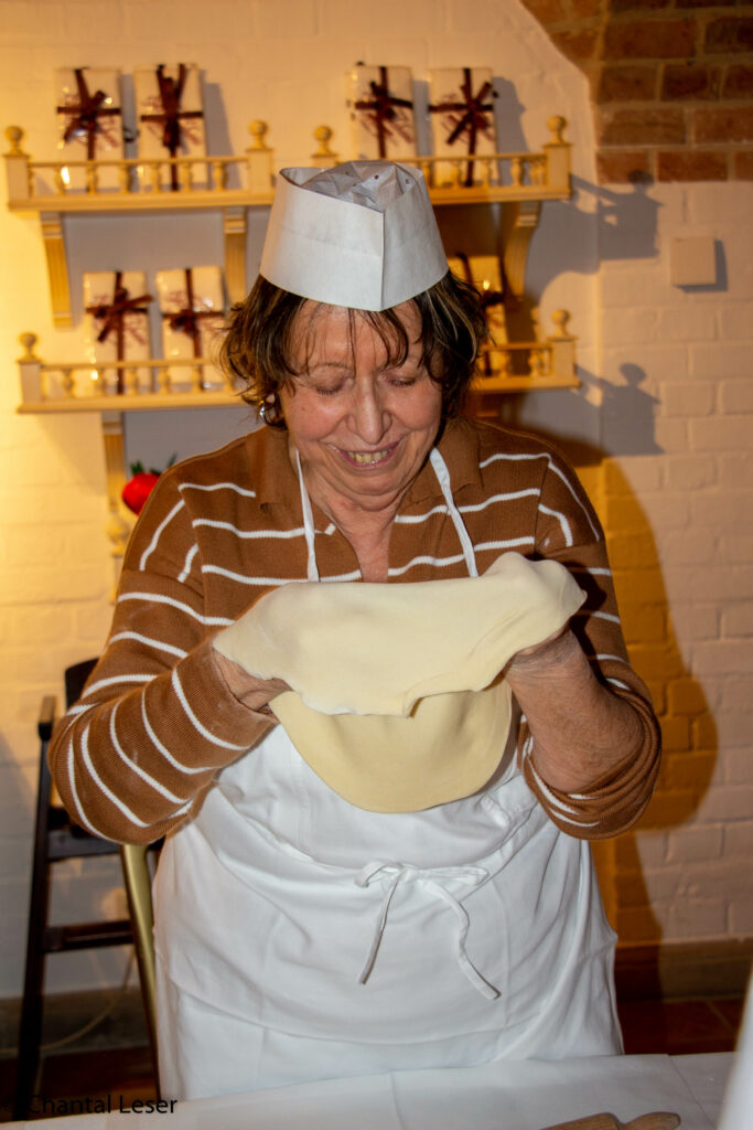 Angie en train d'étendre sa pâte pour son apfelstrudel