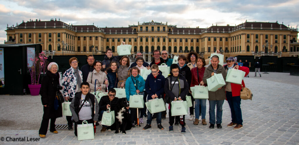 Photo du groupe devant le chateau de Schoënbrunn chacun tient son apfelstrudel qu'il vient de fabriquer