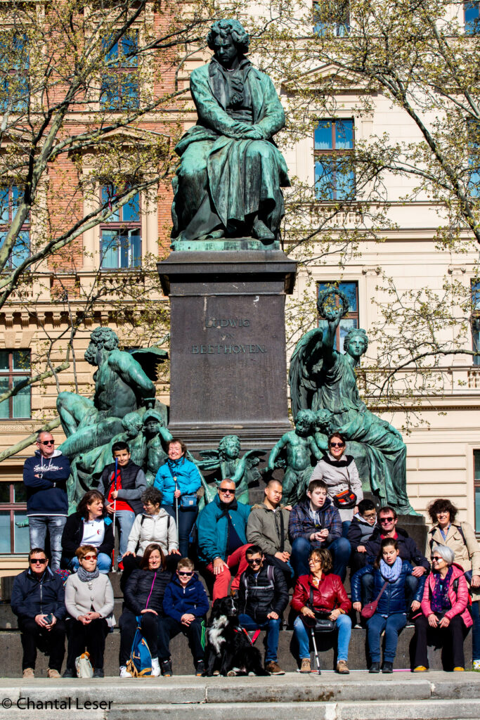 Photo de groupe devant la statue de Beethoven