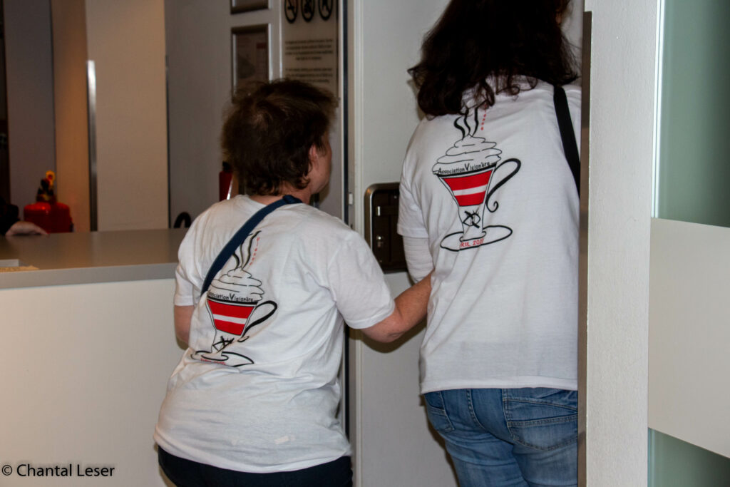Carole guide Stéphanie Riss et elles portent toutes les 2 le tee-shirt Vision'ère avec le logo de Vienne