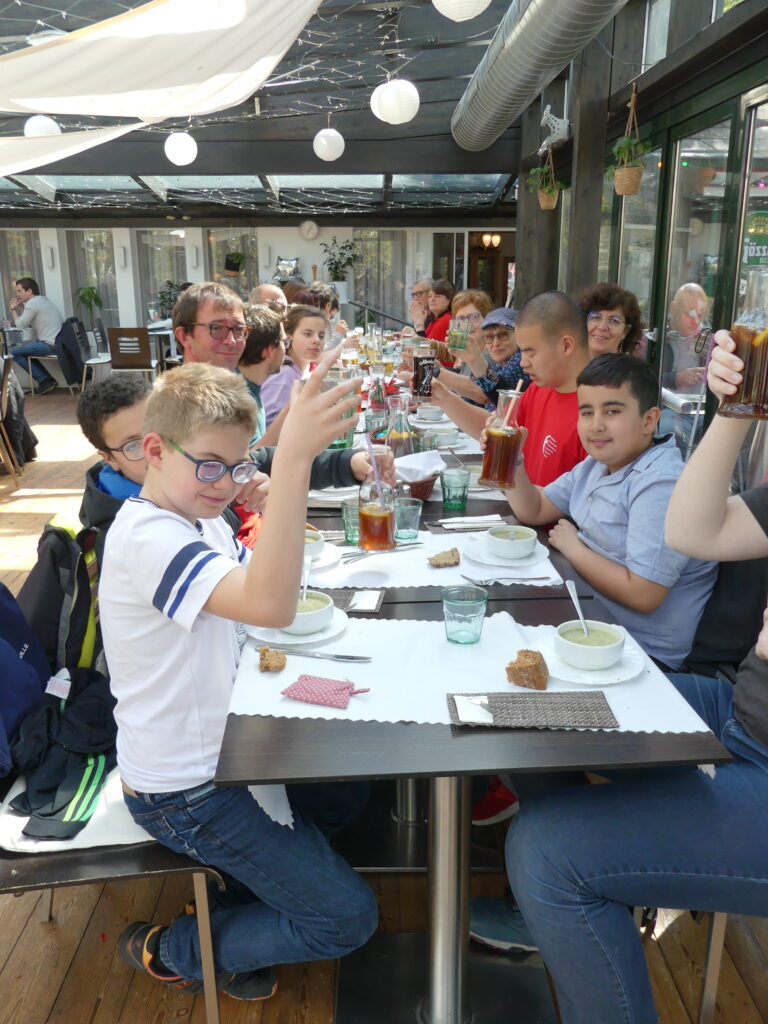 Photo du groupe à table pour le dernier repas à Vienne