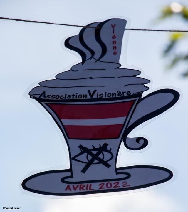 Photo du logo de Vienne accroché dans le jardin sur la guirlande