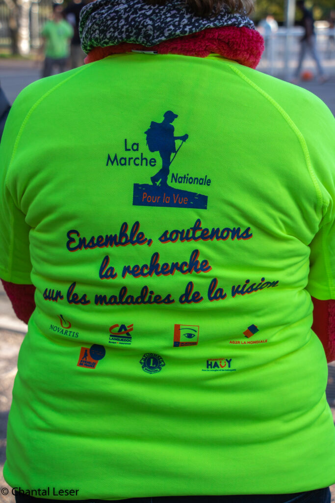 Photo du dos du tee-shirt pour promouvoir la marche pour la vue