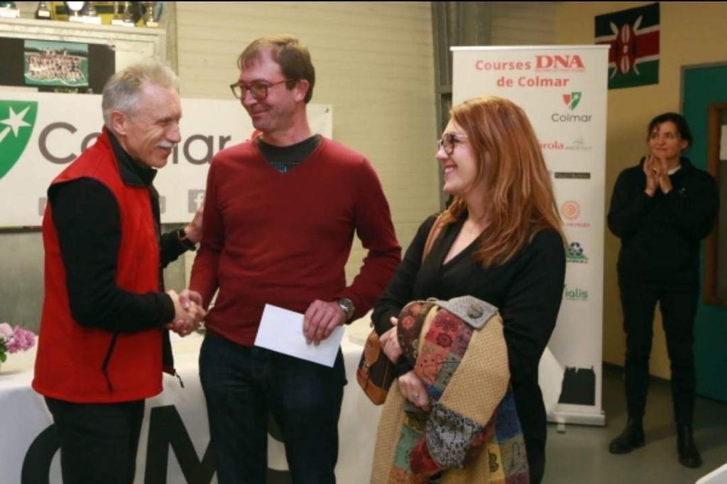 Photo de Claude Steib en train de remettre le chèque de 500 € à notre trésorier Sébastien Wiss et à Jeanne Freyder, adhérente de Vision'ère.