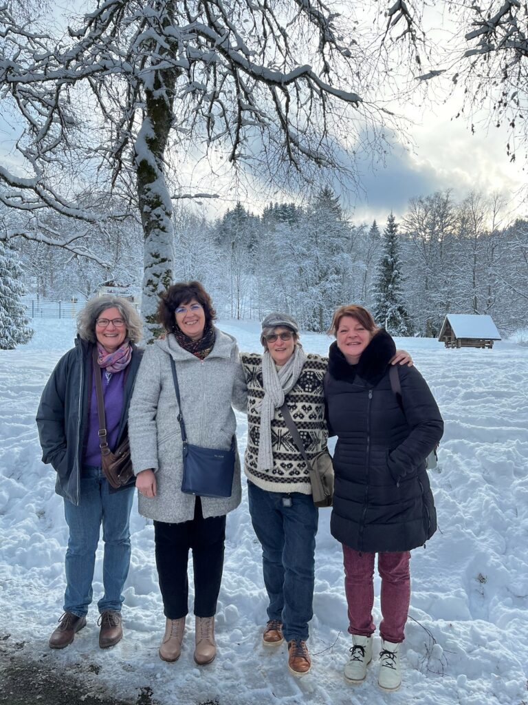 Isa, Delphine, Chantal et Carole au centre des jonquilles à Xonrupt dans la neige