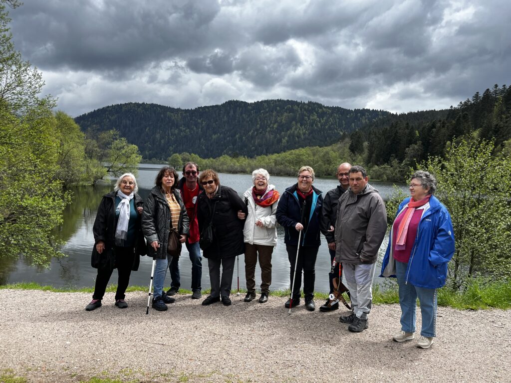 Photo de groupe devant le lac de Longemer : Hatis, Angie, Sébastien, Christiane, Yvonne, Jocelyne, Noël, Teddy et Dominique