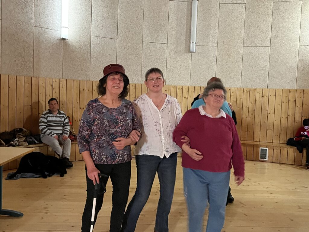 Angie, Anne-Lise et Dominique sur la piste de danse