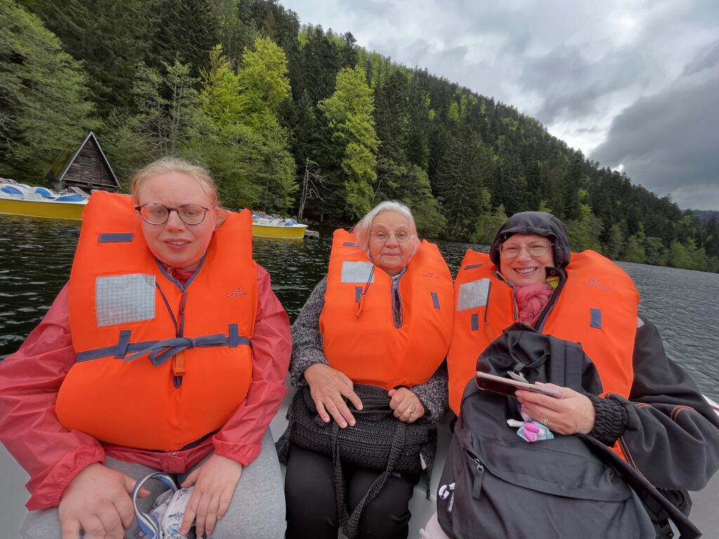 Aude, Hatis et Anne-Lise sur le bateau électrique au lac de Longemer