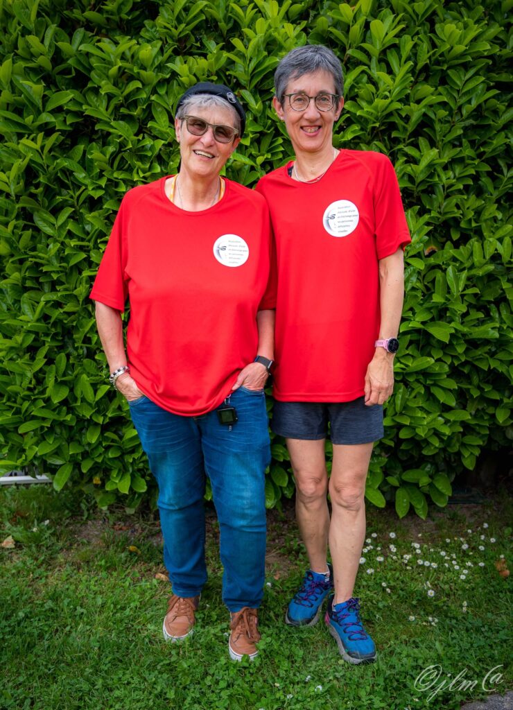 Chantal Leser et Pascaline Metzger avec le tee-shirt de l'évènement des 100 km pour la vue