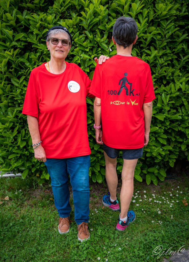 Chantal Leser et Pascaline Metzger avec le tee-shirt de l'évènement des 100 km pour la vue, l'une avec l'avant et l'autre avec la vue de l'arrière du tee-shirt.