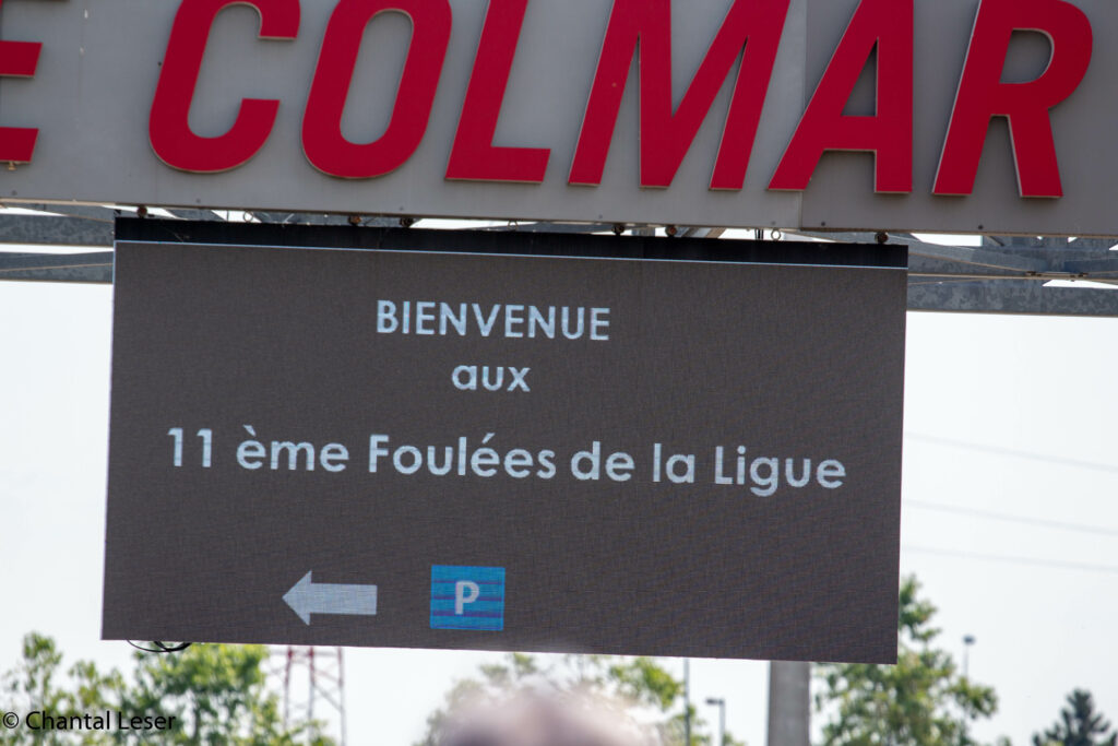 Panneau avec Bienvenue aux 11 ème Foulées de la Ligue, Colmar