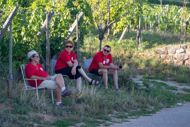 Chantal, Anne-Marie et Jean-Rémy assis au bord du chemin le long des vignes