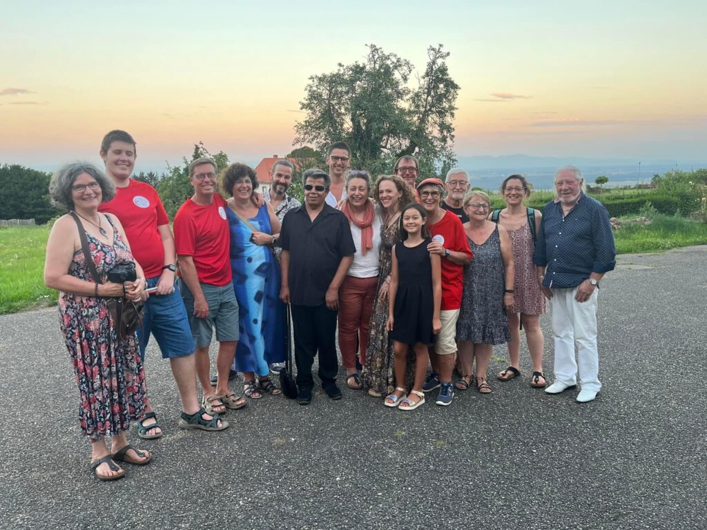 Photo de groupe avec Isabelle, Matthieu, Manu, Delphine, le compagnon de Marikala, Marcel Loeffler, Grégory Ott, Laurence, Marikala et sa fille, Chantal, Sébastien, Martine et 3 autres personnes