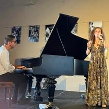 Marikala en train de chanter et accompagnée au piano par Grégory Ott
