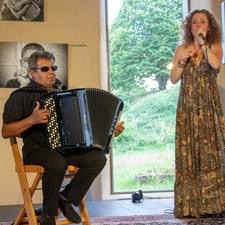 Marcel Loeffler jouant de l'accordéon et Marikala chantant à ses cotés