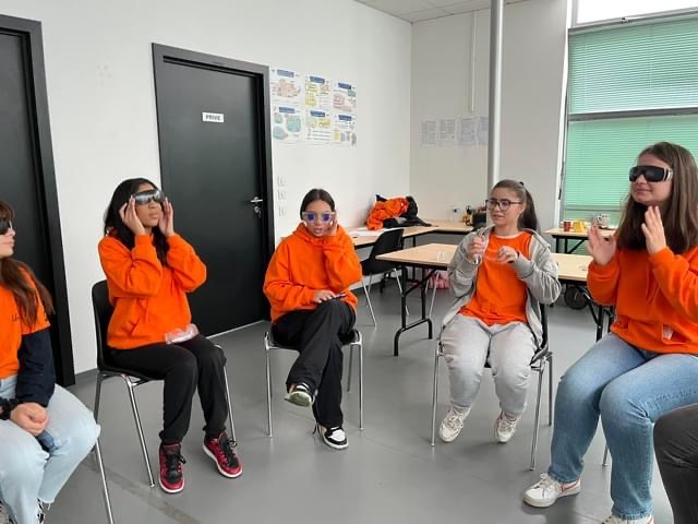Un groupe de jeunes filles portant des lunettes pour une mise en situation de différentes mal voyance