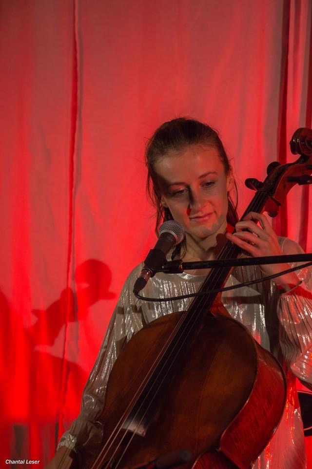 Photo de Fanny en train de jouer du violoncelle pendant le concert