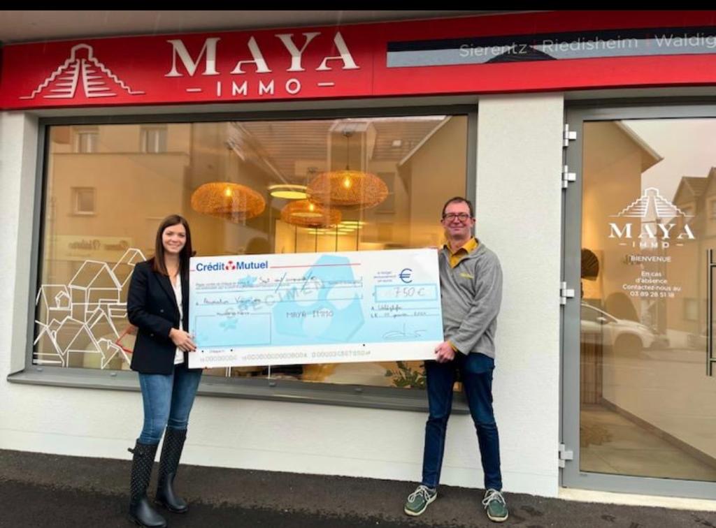 Photo de Sébastien Wiss et de Nadège Oppermann de Maya Immo tenant un chèque géant avec la somme des 75 euros.