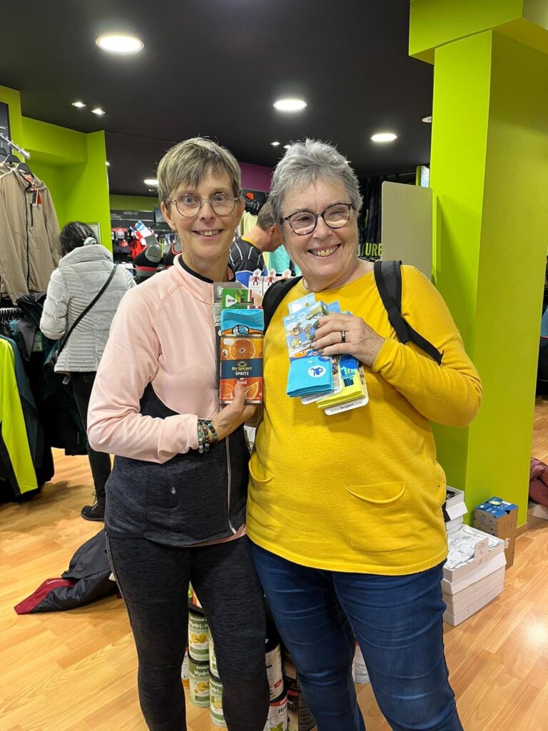 Rachel Malaisé et Dominique Merlin, dans le magasin Run Aventure, toutes souriantes avec leurs nouvelles paires de baskets et chaussettes