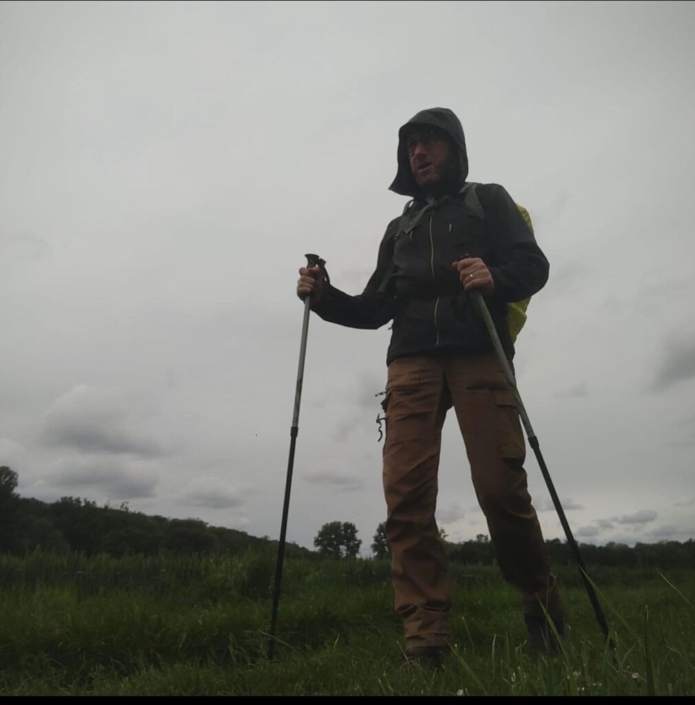 Tom Cardoso en train de marcher en solitaire pour les 100 km pour la vue