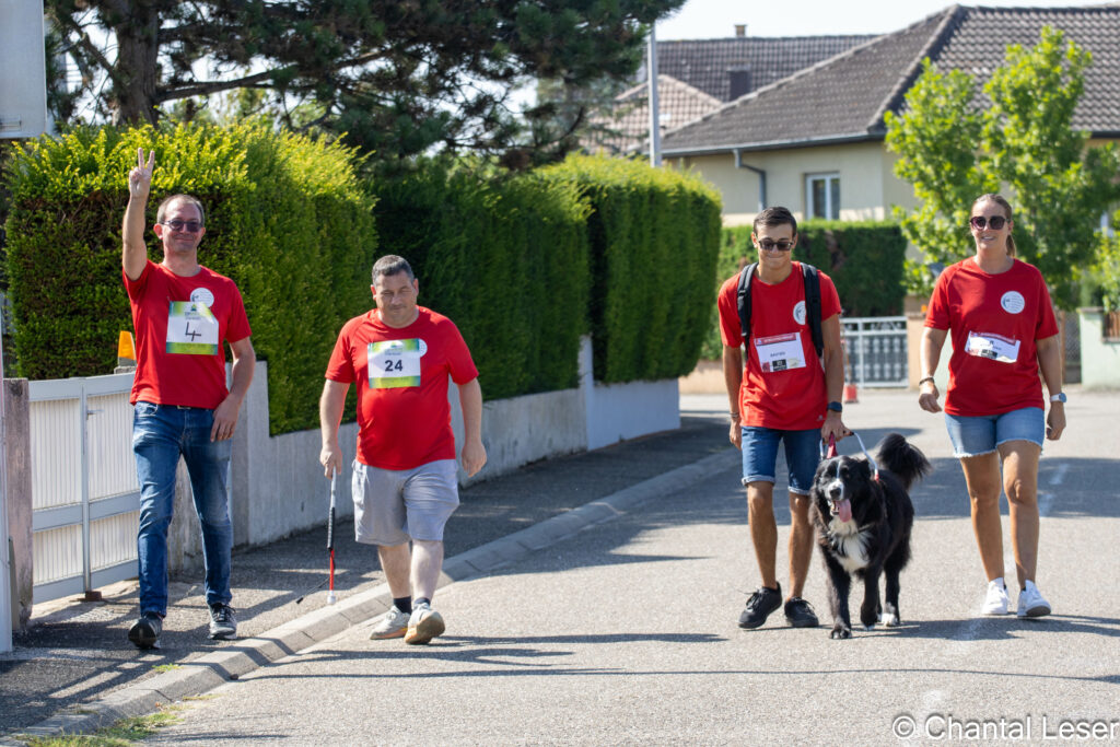 Sébastien, Teddy, Bastien et Otop et Stéphanie en train de marcher sur le parcours de l'Ultra Festi Baltz avec leurs dossards