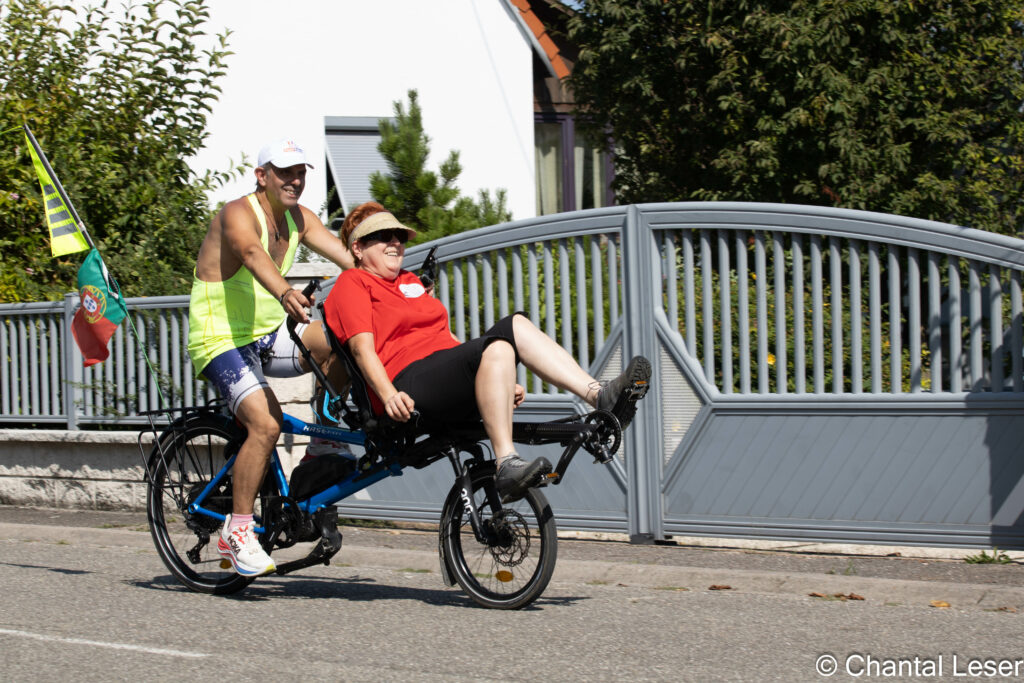 Anne-Marie agrippée au siège avant du tandem couché est guidée par David Da Silva