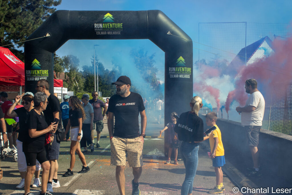 L'arche du départ et de l'arrivée avec les fumigènes et les participants de l'Ultra Fest Baltz