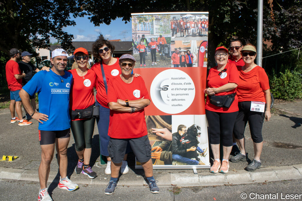 David Da Silva, Rachel, Delphine, Chantal, Dominique, Jean-Rémy et Anne-Marie entourent le kakémono