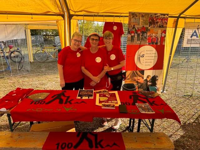 Chantal, Rachel et Dominique derrière le stand Vision'ère