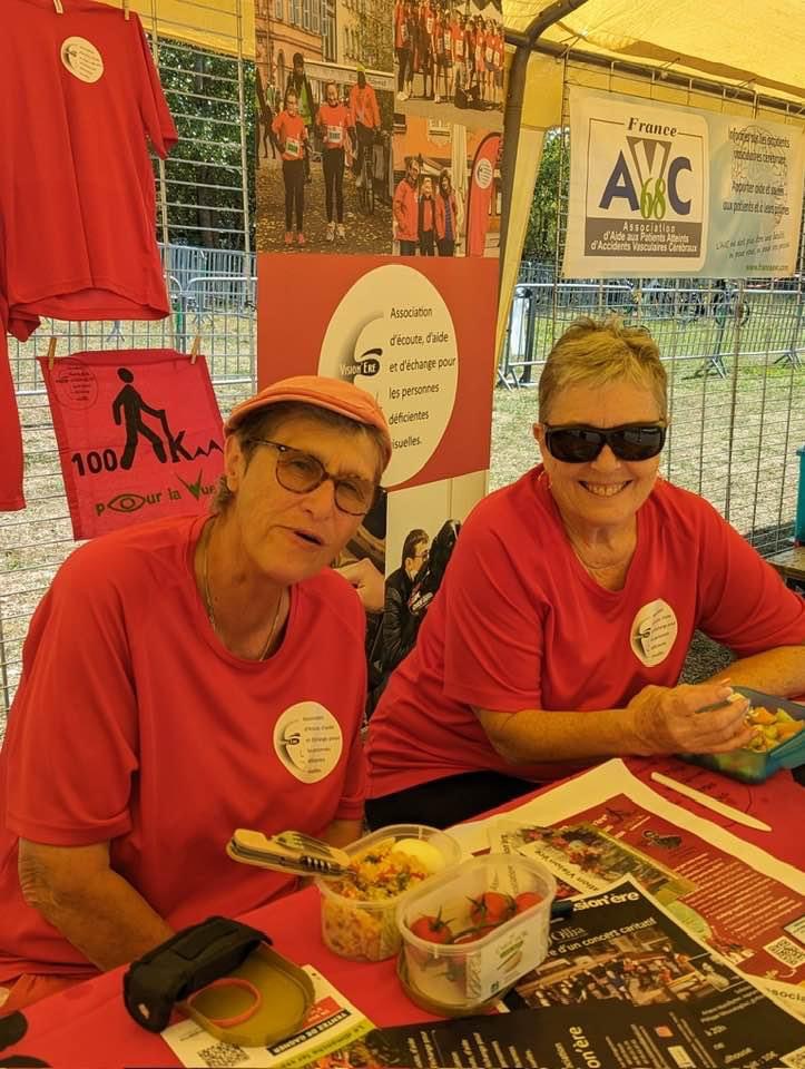 Chantal et Dominique assises au stand Vision'ère