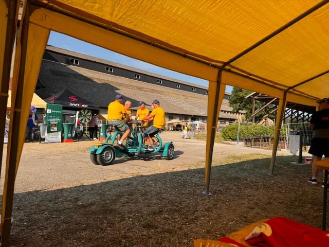 Un groupe de cyclistes au carré Rodolphe