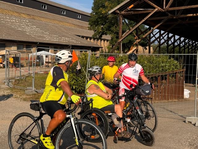 Un groupe de cyclistes au carré Rodolphe