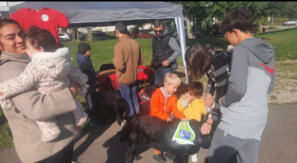 Stand Vision'ère avec plein de monde devant et Joyau qui se fait caressé