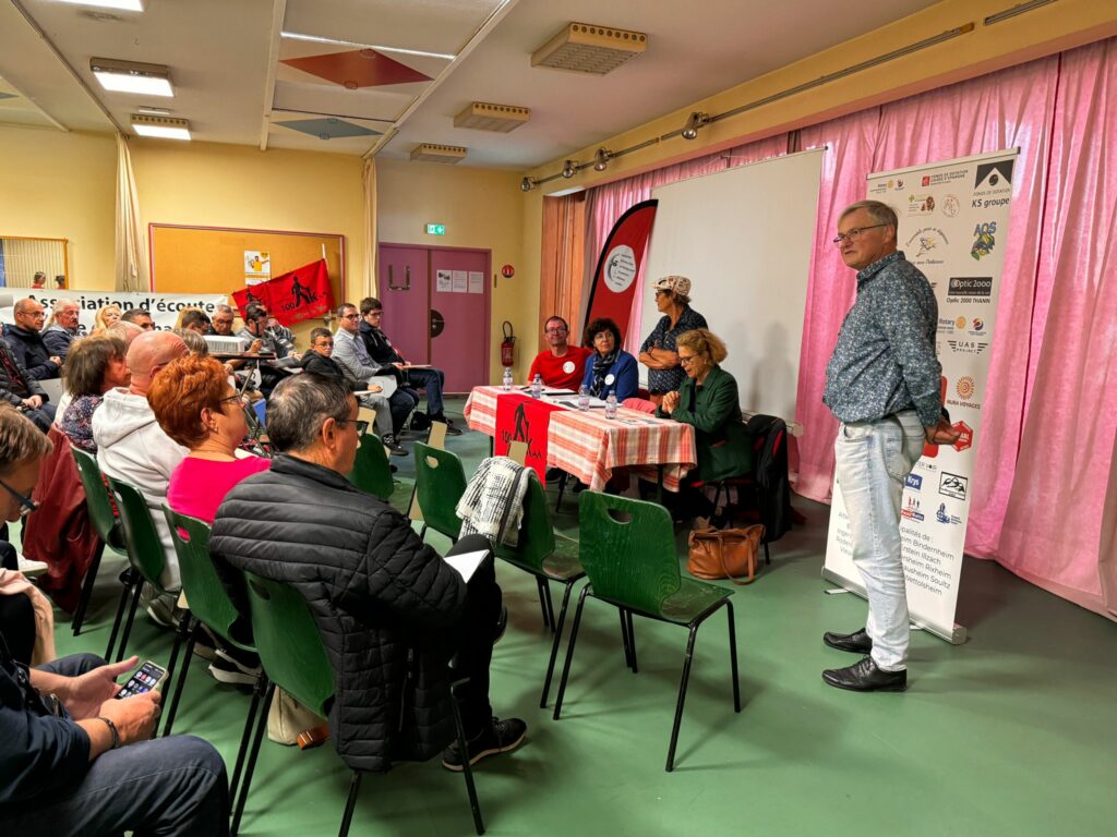 Photo de l'assemblée et de la table avec la présidente, la vice-présidente, le trésorier et notre marraine le Professeur Hélène Dollfus