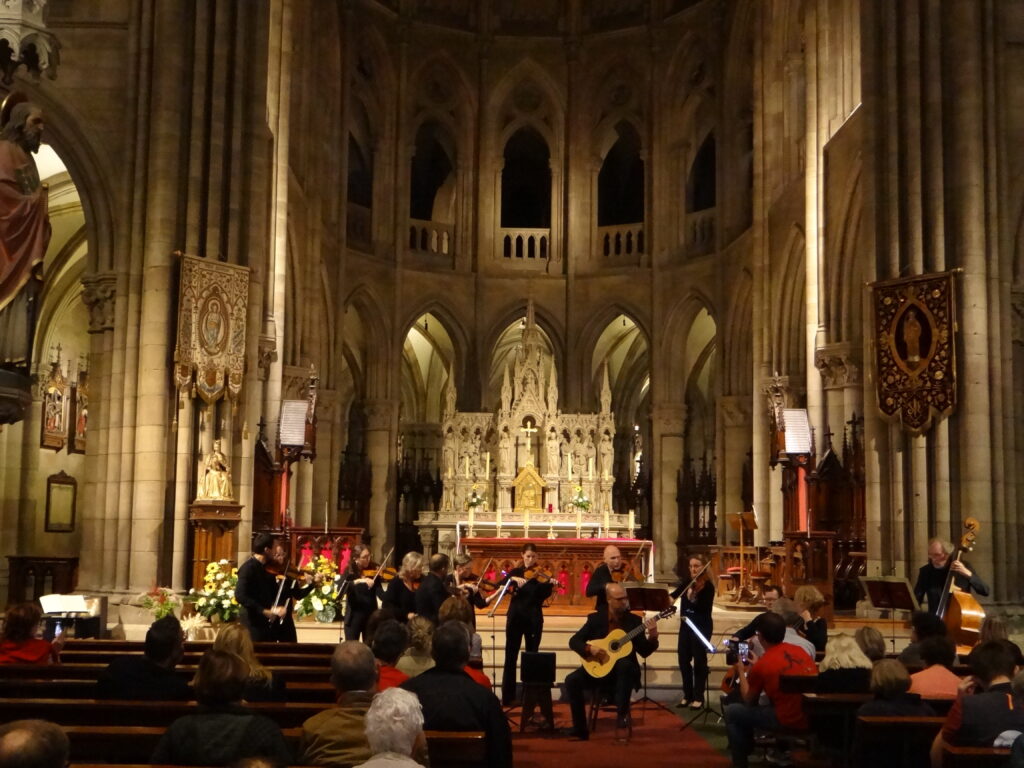 Photo des musiciens de la Follia devant le chœur de l'église Saint-Etienne