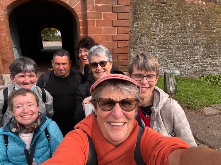 Chantal fait un selfi avec Stéphanie Riss, Marie-Laure, Teddy, Dominique, Rachel et Delphine